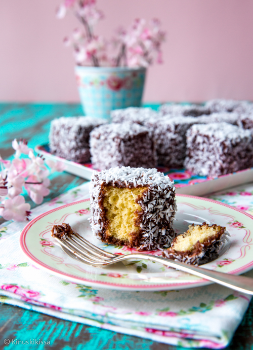 https://media.kinuskikissa.fi/uploads/sini/lamington.jpg
