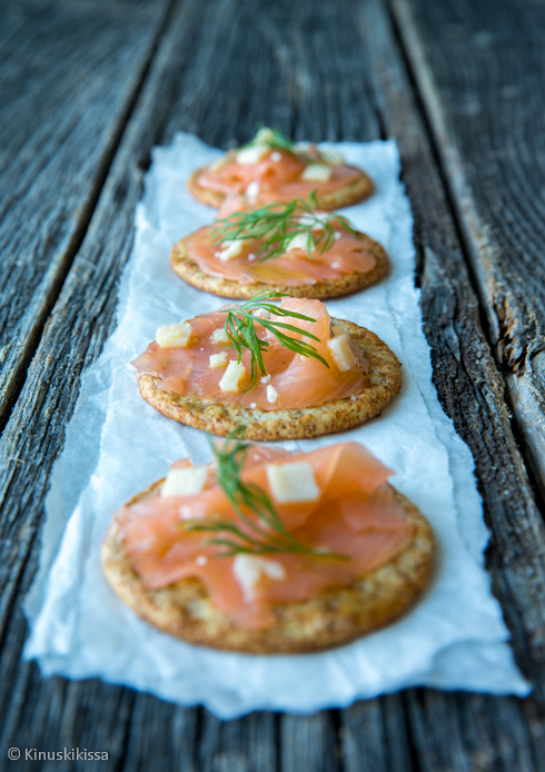 https://media.kinuskikissa.fi/uploads/sini/lohi-carpaccio-keksit.jpg