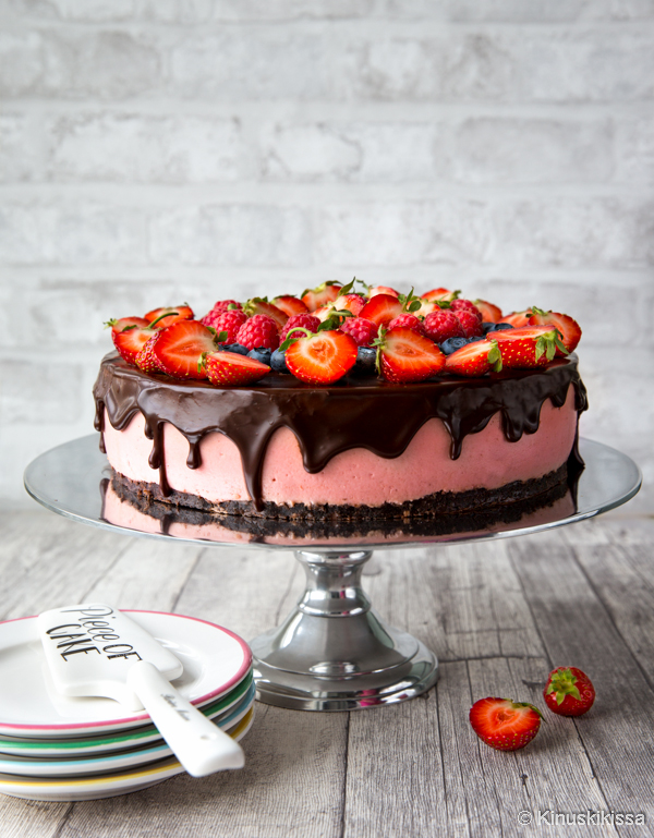 https://media.kinuskikissa.fi/uploads/sini/mansikkakakku-suklaakuorrutteella.jpg