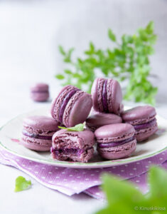 https://media.kinuskikissa.fi/uploads/sini/mantelittomat-macaron-2-235x300.jpg