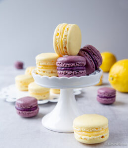 https://media.kinuskikissa.fi/uploads/sini/mantelittomat-macaron-4-259x300.jpg