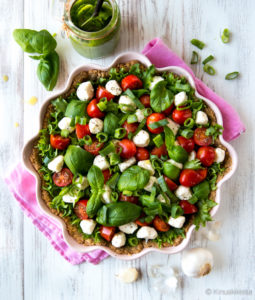 https://media.kinuskikissa.fi/uploads/sini/mozzarella-salaattipiirakka-255x300.jpg