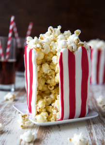 https://media.kinuskikissa.fi/uploads/sini/popcorn-kakku-3-217x300.jpg