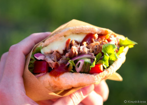 https://media.kinuskikissa.fi/uploads/sini/pulled_pork_pitaleipa-300x214.jpg