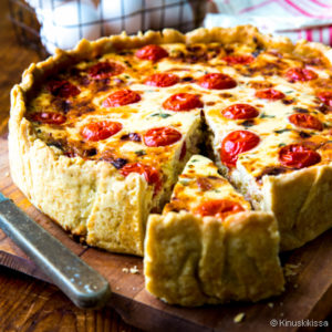 https://media.kinuskikissa.fi/uploads/sini/quiche-lorraine-kinkkupiiras-artikkeli-300x300.jpg
