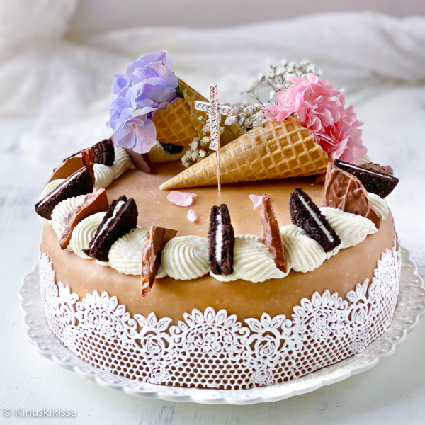 https://media.kinuskikissa.fi/uploads/sini/rippijuhla-kakku-resepti-1.jpg