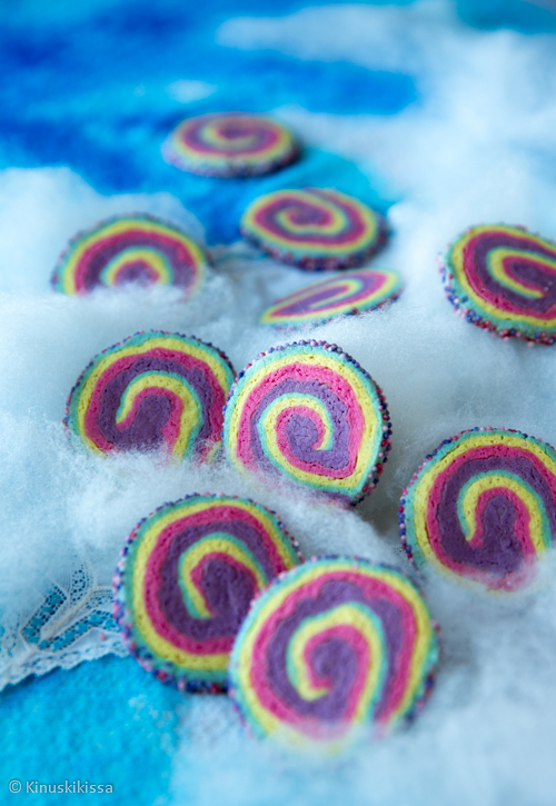 https://media.kinuskikissa.fi/uploads/sini/sateenkaarikeksit.jpg