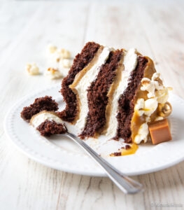 https://media.kinuskikissa.fi/uploads/sini/sticky-toffee-cake-2-263x300.jpg