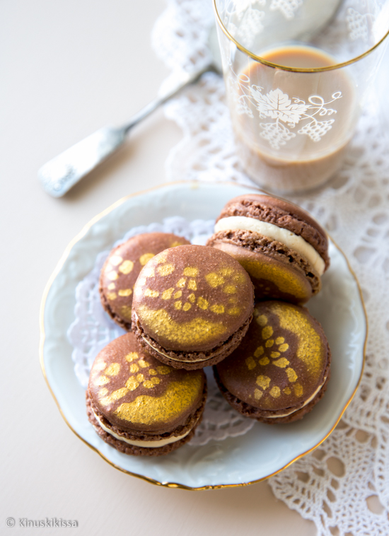 https://media.kinuskikissa.fi/uploads/sini/suklaamacaronit-2.jpg