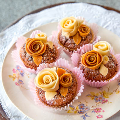 https://media.kinuskikissa.fi/uploads/sini/toffeeruusut-muffinssit-resepti.jpg