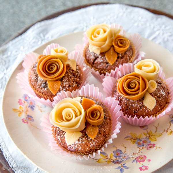 https://media.kinuskikissa.fi/uploads/sini/toffeeruusut-muffinssit.jpg