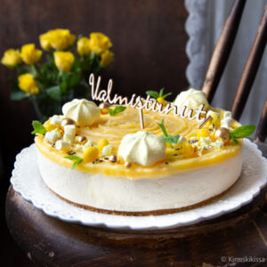 https://media.kinuskikissa.fi/uploads/sini/valmistujaiskakku-resepti-300x300.jpg