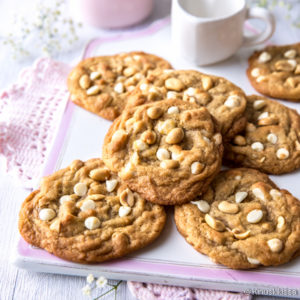 https://media.kinuskikissa.fi/uploads/sini/white-chocolate-chip-cookies-resepti-1-300x300.jpg