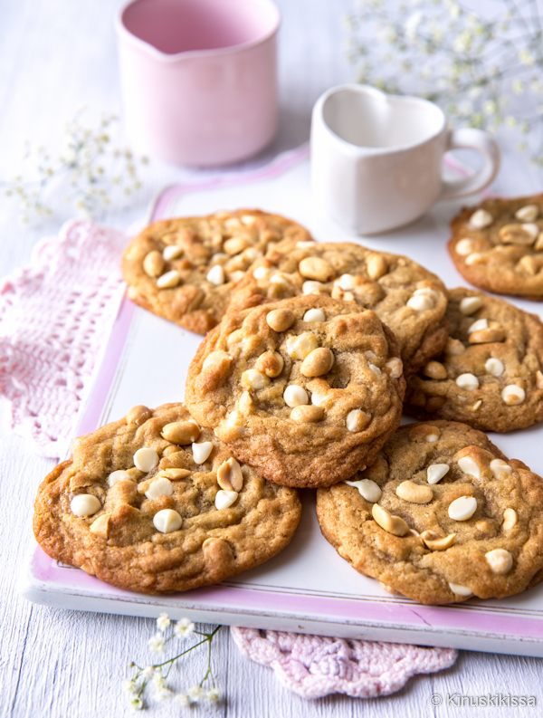 https://media.kinuskikissa.fi/uploads/sini/white-chocolate-chip-cookies.jpg